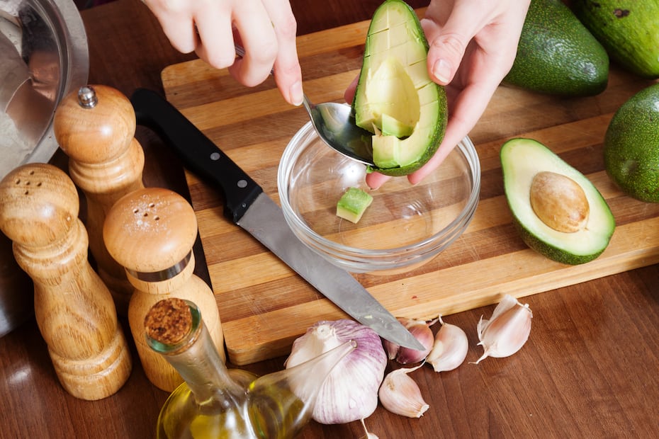 La pulpa del aguacate puede utilizarse en múltiples preparaciones, desde guacamole hasta ensaladas y bowls. Foto: Freepik