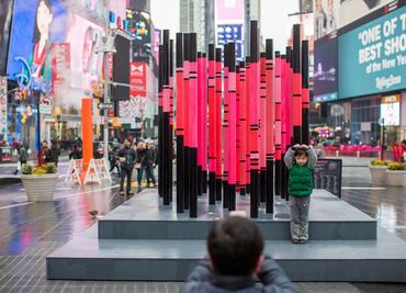 San Valentín llega a NY y rinde tributo a los migrantes