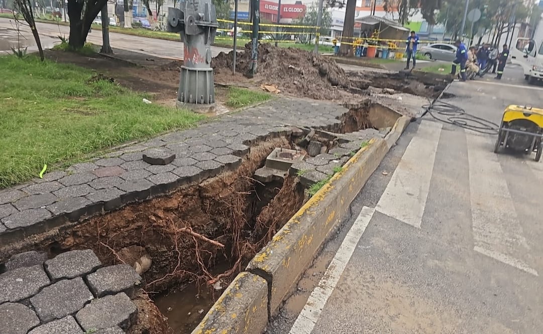 Se abre grieta en avenida 510 en San Juan de Aragón, en GAM; provoca fuga de agua. Foto: Juan Carlos Williams