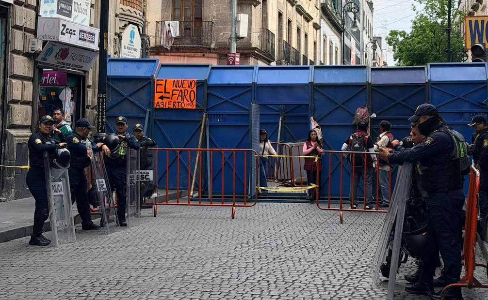 Comerciantes retiran vallas en el Centro Histórico; buscan recuperar el flujo de clientes.
Foto: Arturo Ordaz Díaz/ EL UNIVERSAL