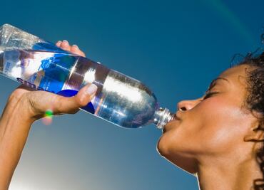 Tres razones por las que debes beber agua, aunque no tengas sed