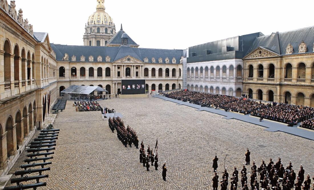El Palacio de los Inválidos fue el lugar donde ayer Francia, junto con algunos invitados extranjeros, recordó a quienes perdieron la vida en los ataques en París (FRANCOIS MORI. AP)