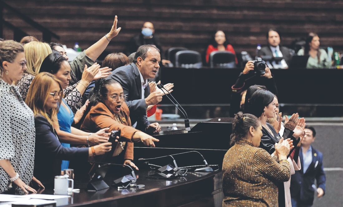 En la tribuna, el morenista Cuauhtémoc Blanco aseguró que está dispuesto a ir a la Fiscalía; gran parte de legisladoras de su partido lo rodeaban, entre las que estaban Mónica Álvarez, Gabriela Valdepeñas, Julia Olguín, Olga Chávez, Sandra Anaya y Petra Romero. Foto: de DIEGO SIMÓN SÁNCHEZ. El Universal