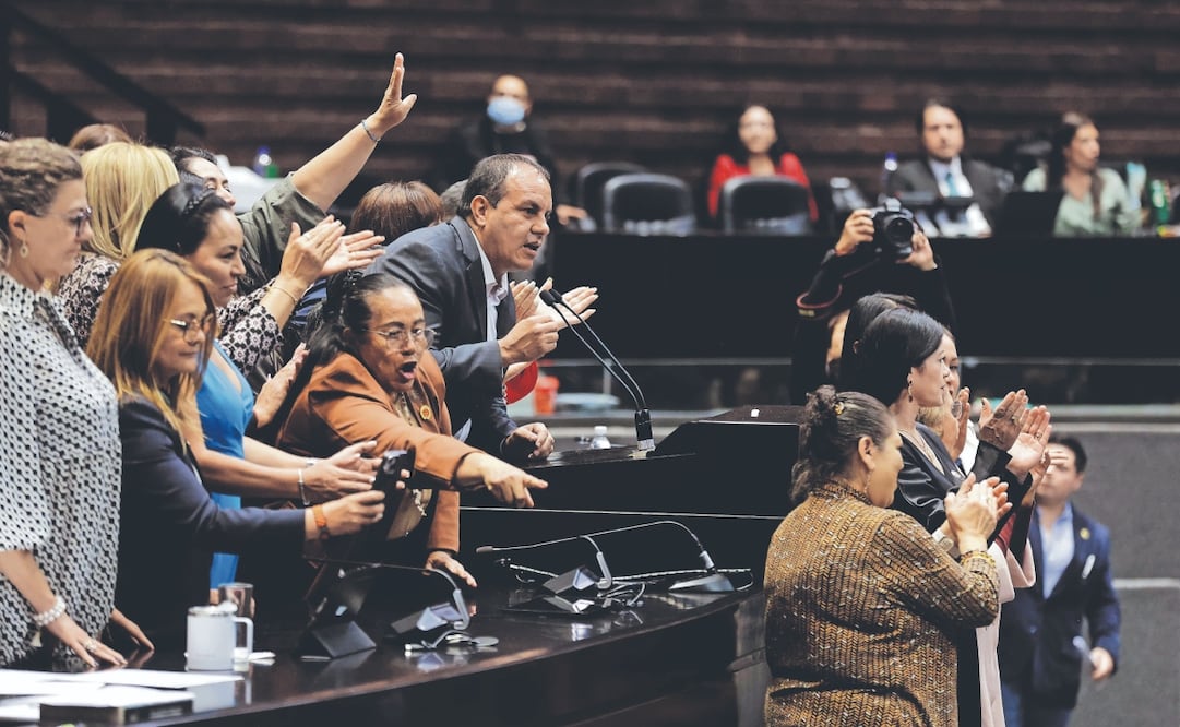 En la tribuna, el morenista Cuauhtémoc Blanco aseguró que está dispuesto a ir a la Fiscalía; gran parte de legisladoras de su partido lo rodeaban, entre las que estaban Mónica Álvarez, Gabriela Valdepeñas, Julia Olguín, Olga Chávez, Sandra Anaya y Petra Romero. Foto: de DIEGO SIMÓN SÁNCHEZ. El Universal