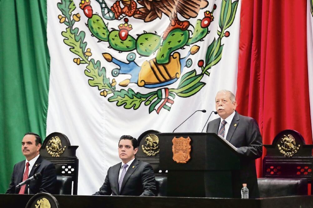 Durante la sesión solemne en el Congreso del estado, Egidio Torre Cantú, gobernador saliente de Tamaulipas, le deseó éxito al mandatario electo que lo relevará en el cargo, Francisco Javier García Cabeza de Vaca (ROBERTO AGUILAR. EL UNIVERSAL)
