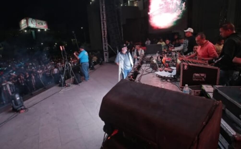 Decenas de parejas sacan los pasos "prohibidos” en la “Guerra de Sonideros” en la Cuauhtémoc