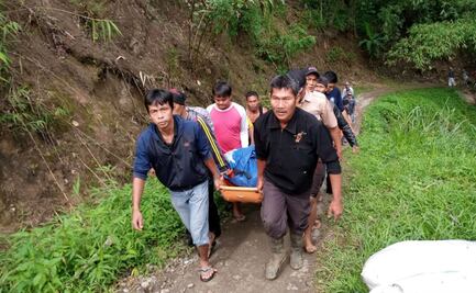 Mueren al menos 27 personas al caer autobús a barranco en Indonesia