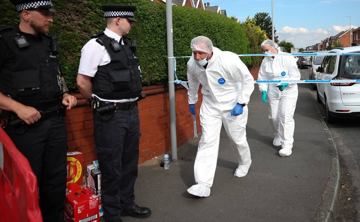 Oficiales forenses en la escena de un incidente en Hart Street en Southport, Gran Bretaña. Foto: EFE