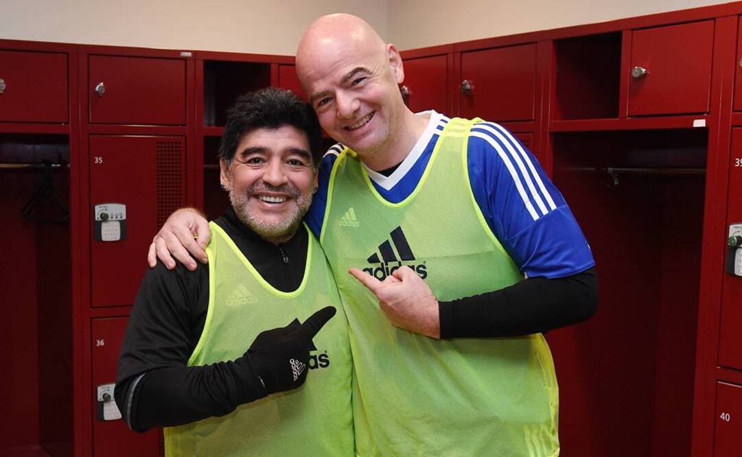 Diego Armando Maradona con el presidente de la FIFA, Gianni Infantino. (Foto: Xinhua)