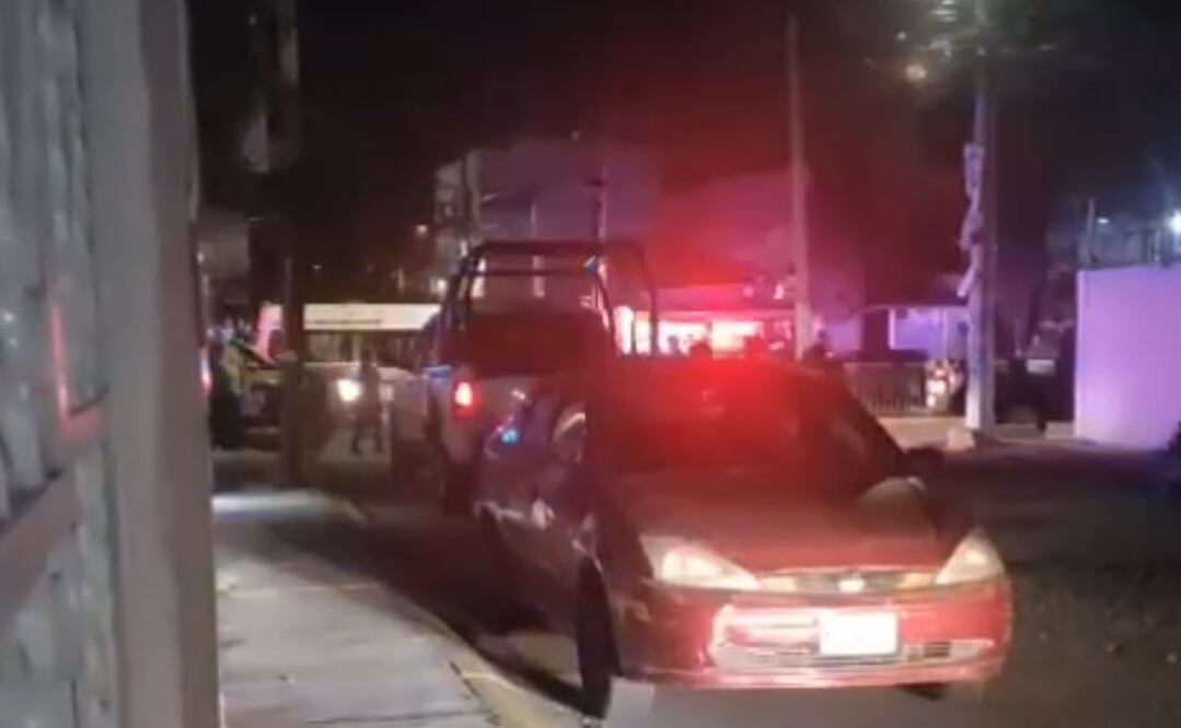 Al estar acorralados por los policías, los presuntos delincuentes provocaron un incendio dentro de la vivienda donde se resguardaron. Foto: Especial