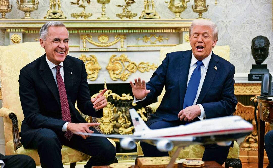Mark Carney, primer ministro canadiense, y Donald Trump, presidente de Estados Unidos, durante su encuentro en la Oficina Oval en Washington. El mandatario de la Unión Americana bromeó al comienzo de sus declaraciones sobre una “fusión” entre ambos países. Foto: Shawn Thew / EFE