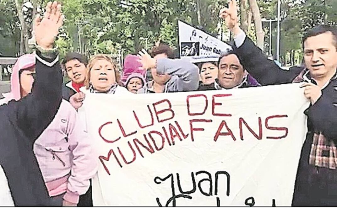 Miembros del Club mundial fans Juan Gabriel llegaron al Palacio desde el domingo en la noche. Desde entonces entonaron sus canciones ()
