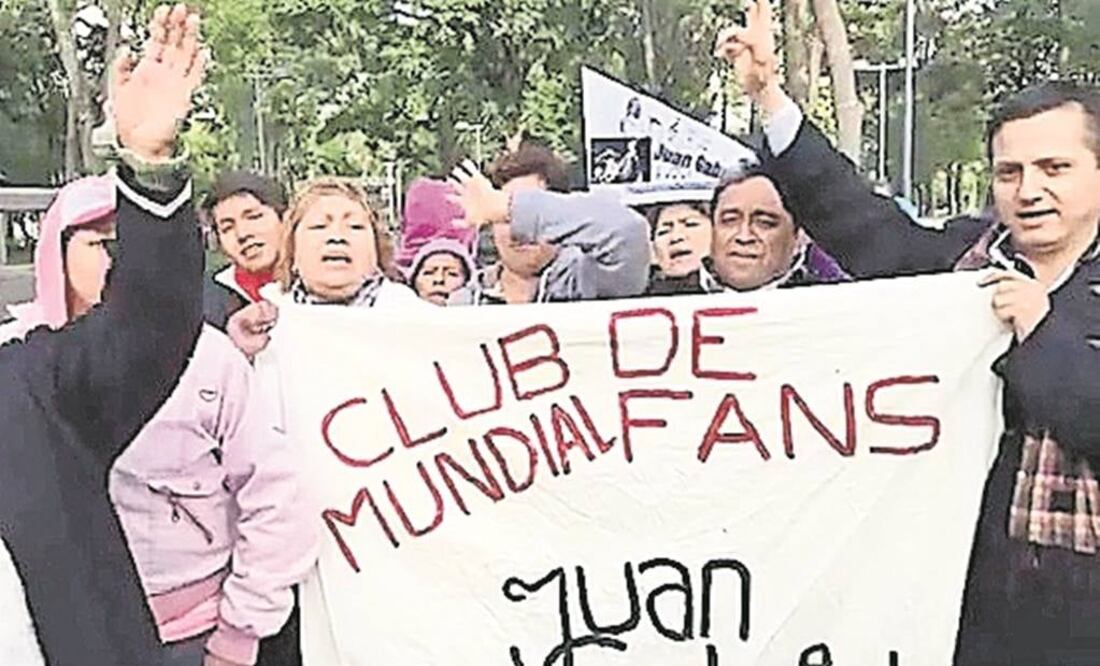 Miembros del Club mundial fans Juan Gabriel llegaron al Palacio desde el domingo en la noche. Desde entonces entonaron sus canciones ()