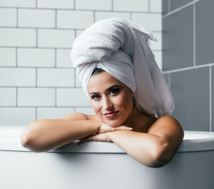 Este es el motivo por el que tu pelo amanece reseco después de una noche de fiesta