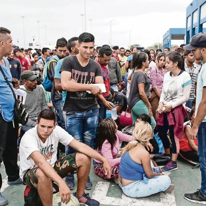 Migrantes venezolanos esperaban ayer poder entrar a Perú, poco antes de que expirara, a la medianoche, el plazo para obtener el Permiso Temporal de Permanencia, que no requiere de pasaporte. Foto: JUAN VITA. AFP