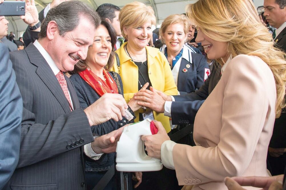 La presidenta del Consejo Ciudadano Consultivo del DIF y honoraria de la Cruz Roja Mexicana, Angélica Rivera de Peña, encabezó ayer la ceremonia de conmemoración de 107 años de su fundación (NOTIMEX)