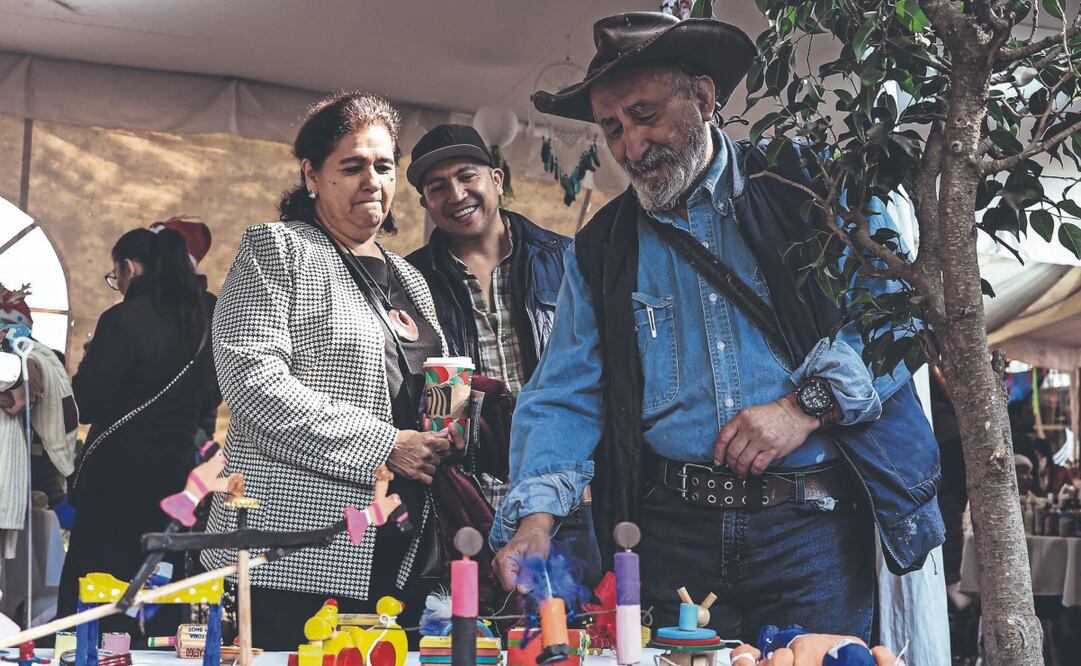 La conversación con G epetto, como apodan al juguetero, se vio interrumpida por una familia
de Panamá que pasó a ver los juguetes y se maravillaron con el trabajo artesanal. Fotos de Gabriel Pano. El Universal