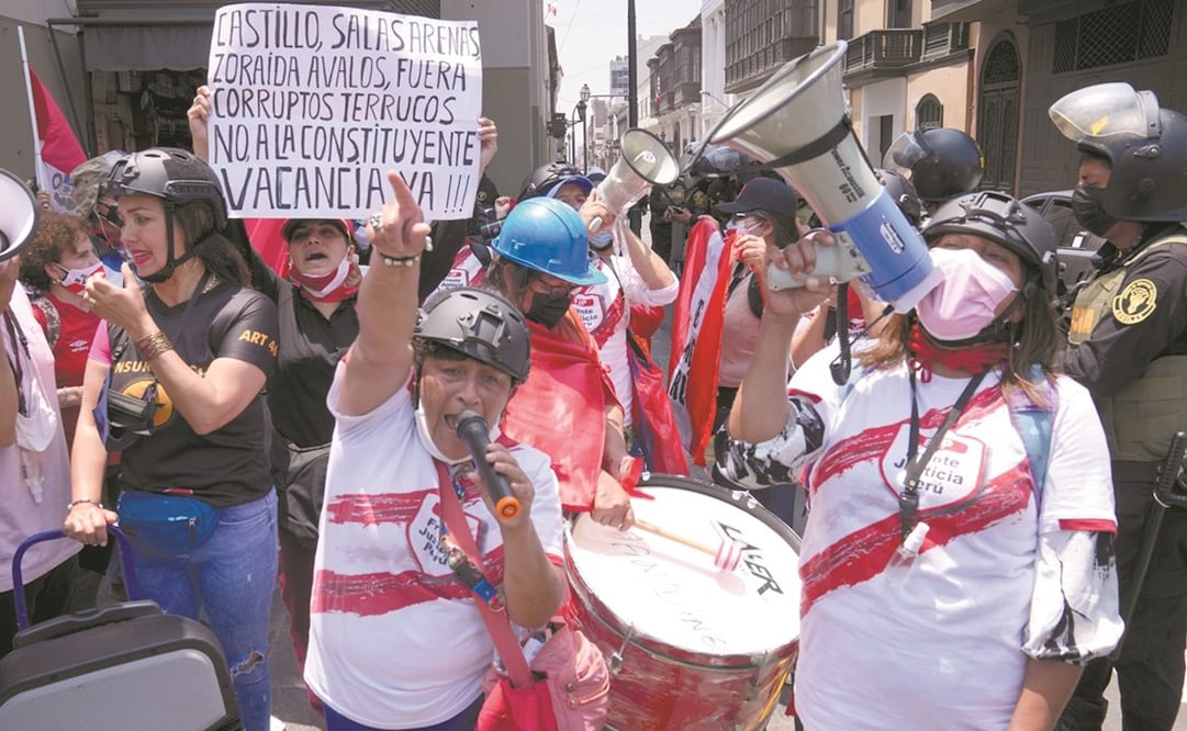 Manifestantes corean lemas contra el gobierno peruano, afuera del Congreso. El presidente Pedro Castillo anunció que las Fuerzas Armadas apoyarán a la policía nacional en tareas de seguridad en Lima y El Callao. Foto: Martín Mejía/ AP.