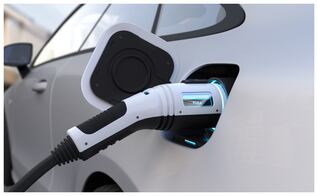 Trump revierte normas de Biden sobre autos eléctricos; busca impulsar vehículos de gasolina