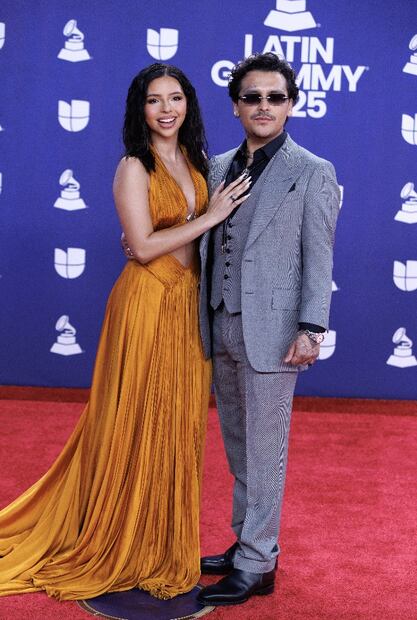 El cantautor mexicano Christian Nodal y la cantante mexicano-estadounidense Ángela Aguilar asistieron al evento de la alfombra roja de la 26.ª edición de los Premios Grammy Latinos en el MGM Grand Garden Arena de Las Vegas.
FOTO: EFE/EPA/CRISTOBAL HERRERA-ULASHKEVICH.