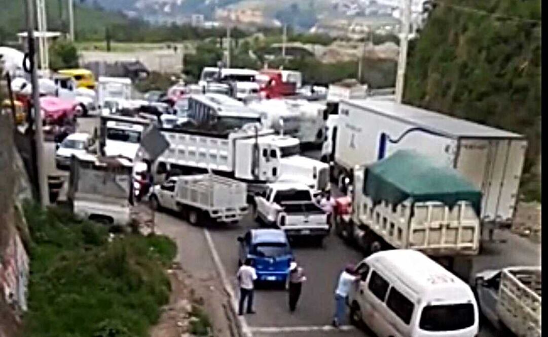 Por más de cinco horas camioneros y trabajadores de tiros de cascajo mantuvieron un bloqueo en el acceso a la carretera Naucalpan-Toluca. Foto: Especial