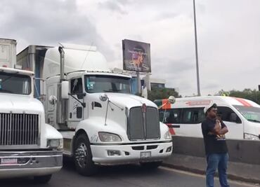 Cientos de traileros varados por bloqueo de maestros en Edomex