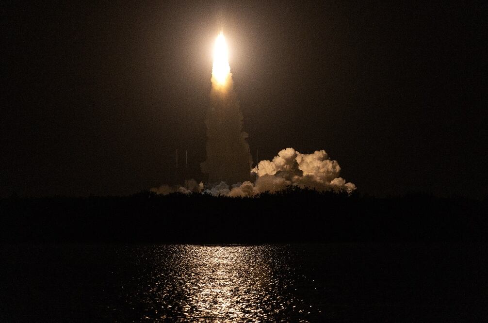 Esta madrugada despegó la misión Colmena con destino a la Luna, un proyecto de la UNAM, la Agencia Espacial Mexicana y la NASA.
Foto: EFE / Cristobal Herrera-Ulashkevich