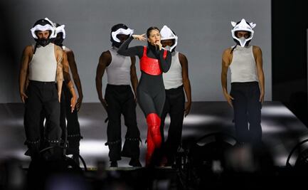 "México me entró mucha hambre, a ver si me como un aguachile", bromea Rosalía en el Zócalo