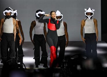 "México me entró mucha hambre, a ver si me como un aguachile", bromea Rosalía en el Zócalo