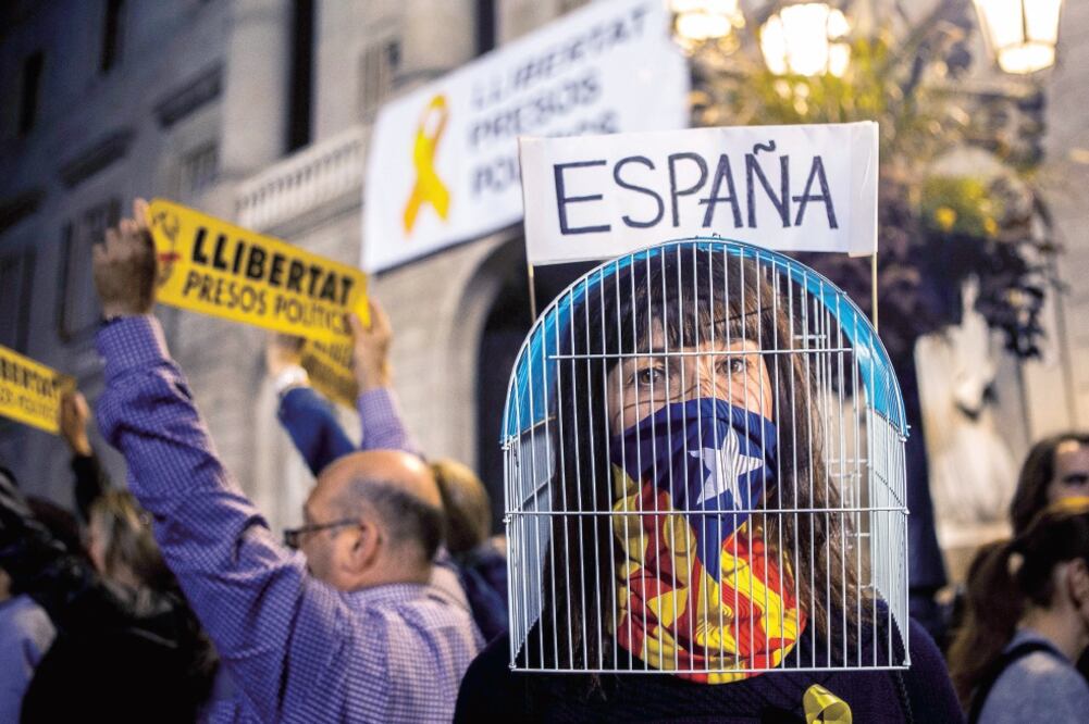 Concentración frente al Ayuntamiento de Barcelona, convocada por las entidades soberanistas, para exigir la libertad de los ex consejeros encarcelados el jueves. (QUIQUE GARCÍA. EFE)