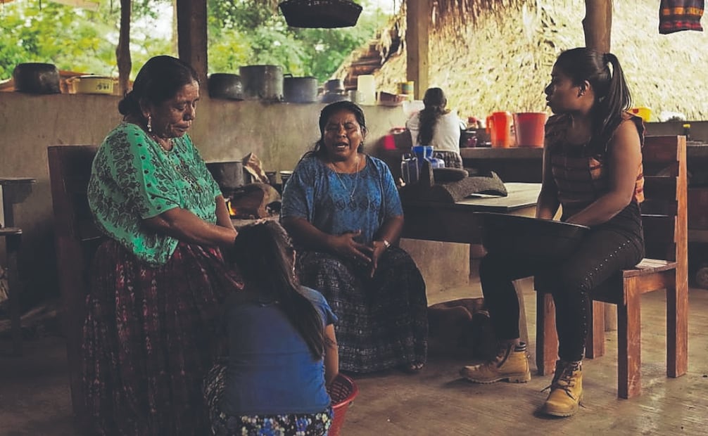En Las mujeres de la tierra, Yalitza se acerca a las Abuelas de Sepur Zarco, guatemaltecas sobrevivientes de esclavitud sexual en la guerra civil.