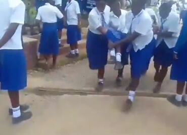 VIDEO: ¡Alerta en Kenia! Captan a 100 alumnas con una "rara enfermedad" que les impide caminar