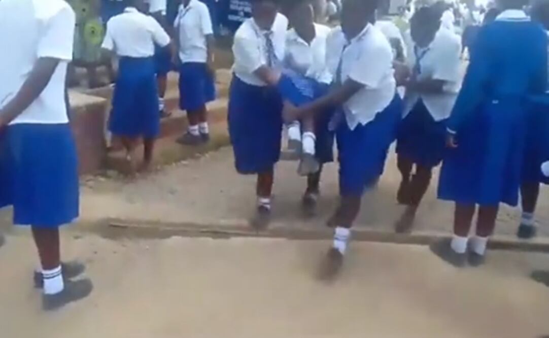El instituto del oeste de Kenia cerró tras registrar un centenar de alumnas con una enfermedad que les imposibilita caminar. Foto: Tomada del video