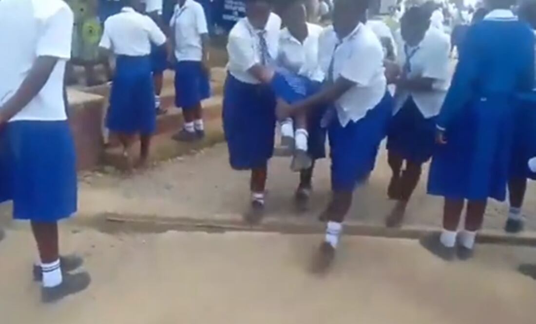 El instituto del oeste de Kenia cerró tras registrar un centenar de alumnas con una enfermedad que les imposibilita caminar. Foto: Tomada del video