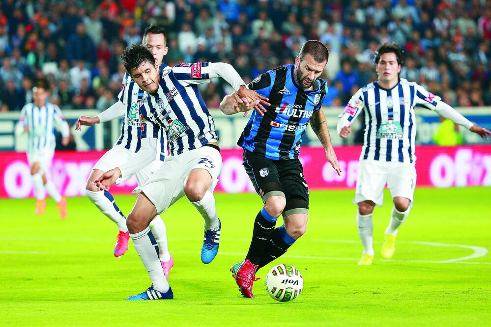 Miguel Herrera, defensa del Pachuca (izq.), controló a la perfección los avances ofensivos de Emanuel Villa (ELIZABETH FUENTES / JAM MEDIA)