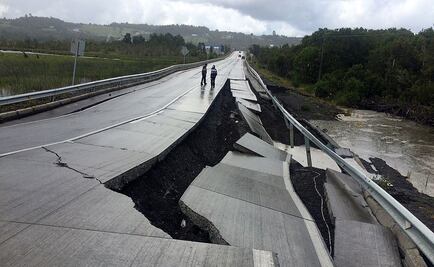 Evacuan cuatro regiones tras sismo y alerta de tsunami en Chile