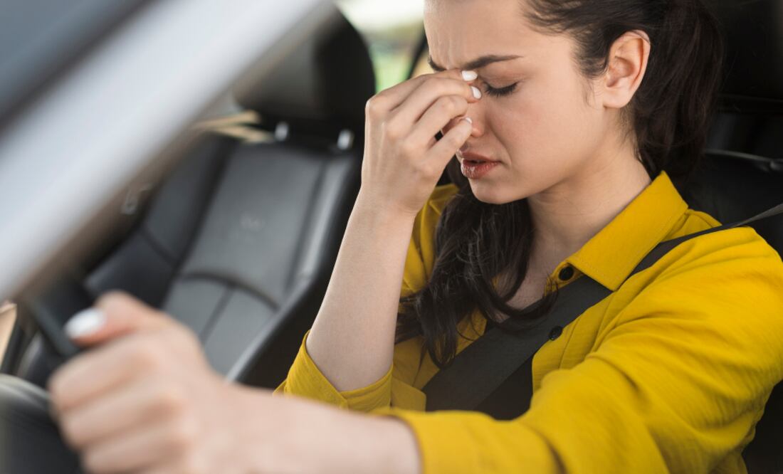 El olor a humedad dentro del automóvil es incómodo y puede ser dañino para tu salud. Foto: Freepik
