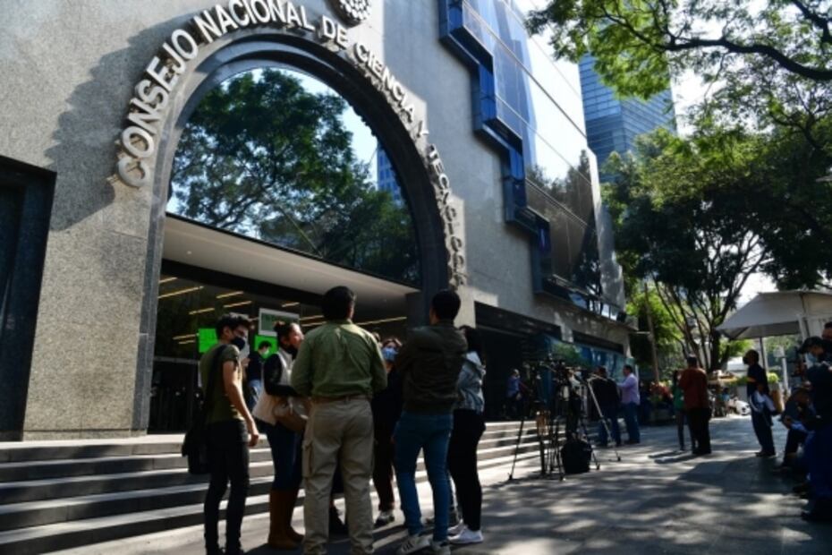 Estudiantes del CIDE se retiran de Conacyt tras esperar por cinco horas a Álvarez-Buylla