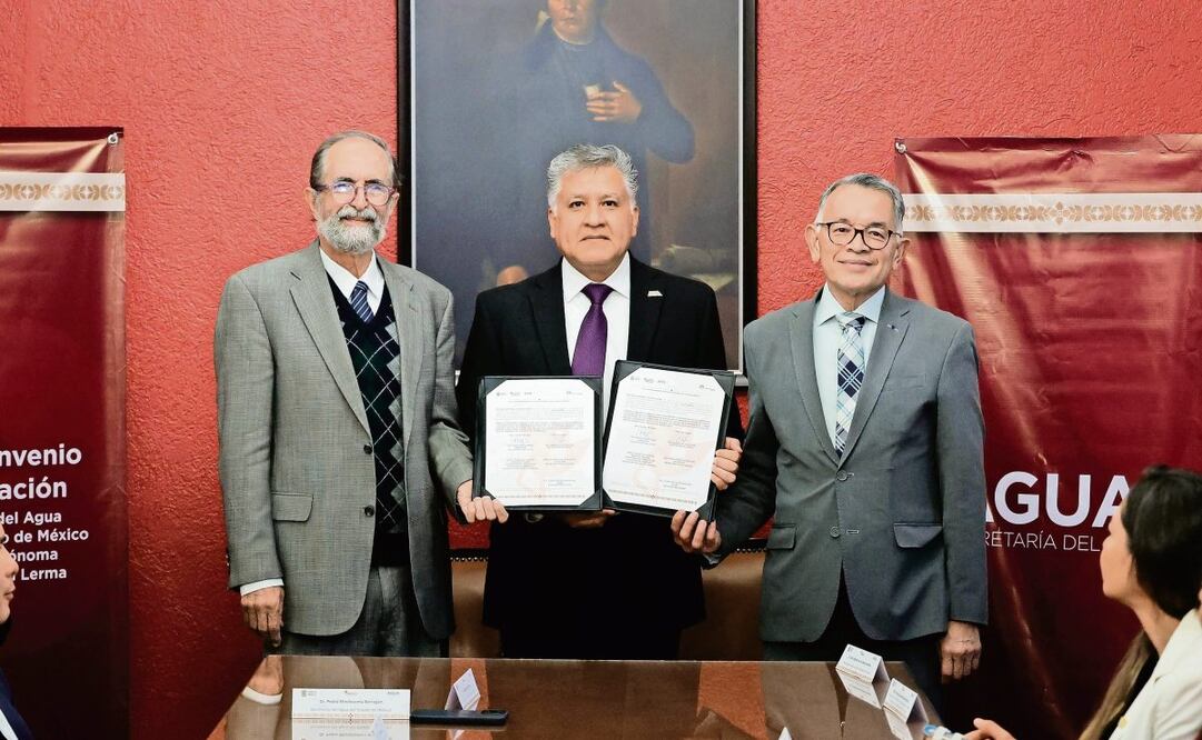 El titular del Agua mexiquense (izq.) firmó un convenio de colaboración con la UAM para sanear el río Lerma. (18/02/2025) Foto: Arturo Hernández | El Universal