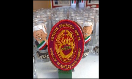 Venden "detentes" con oración modificada proAMLO afuera de la Catedral Metropolitana