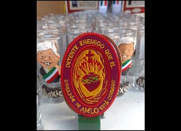 Venden "detentes" con oración modificada proAMLO afuera de la Catedral Metropolitana