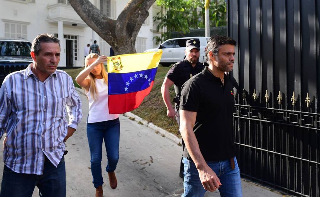 Lilian Tintori y Leopoldo López salen de la residencia del embajador de España en Caracas (Foto: AFP)