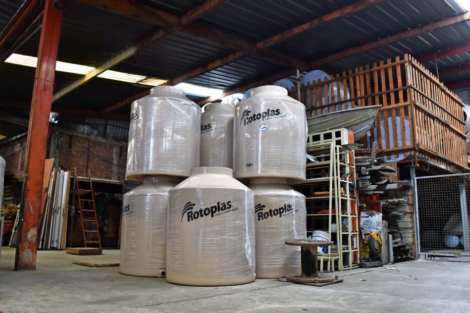 Crece demanda de tinacos y tambos por el estiaje. Foto: Archivo/ EL UNIVERSAL 