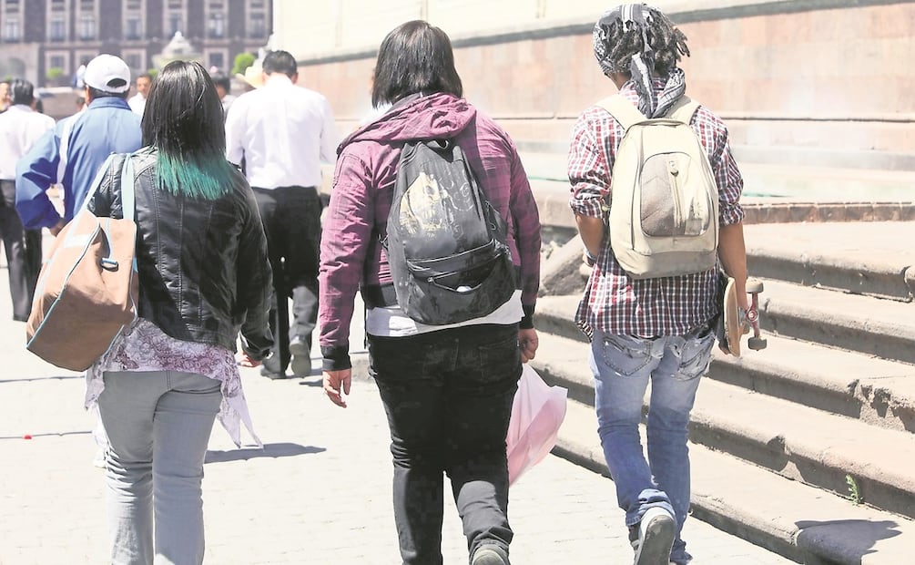 Casi la mitad de los jóvenes en edad de cursar bachillerato ya no estudia, y quienes trabajan lo hacen mayoritariamente en condiciones informales y mal remuneradas. Foto: Archivo/ EL UNIVERSAL