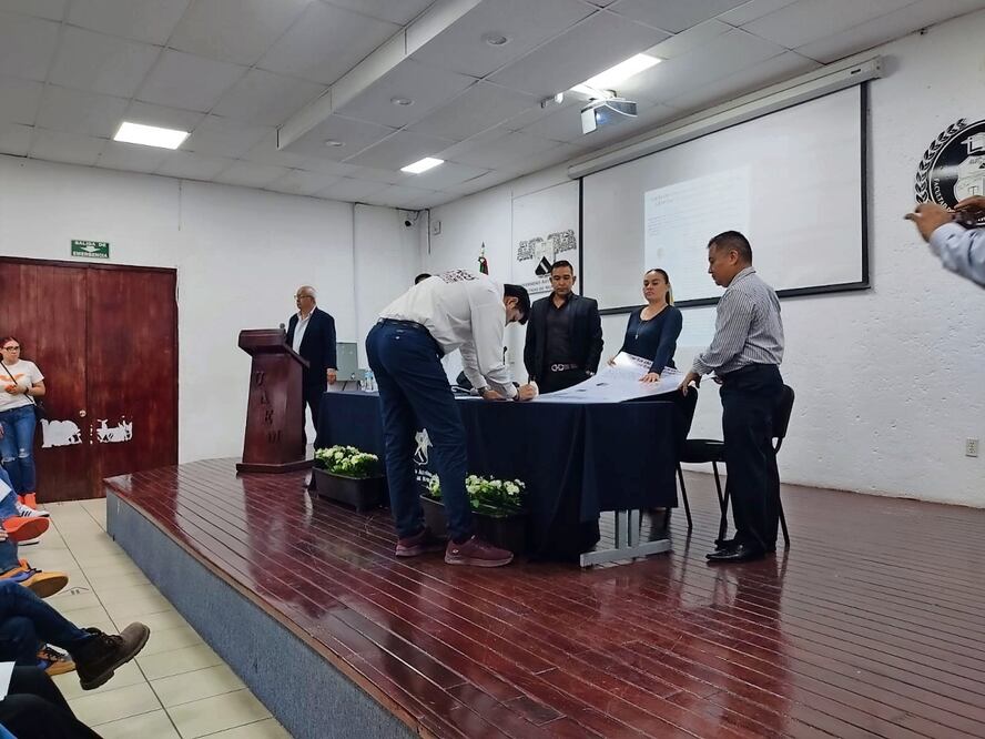 En la facultad de Derecho y Ciencias Sociales de la UAEM, los candidatos firmaron la carta de compromiso del Pacto por la libertad de expresión. Foto Especial
