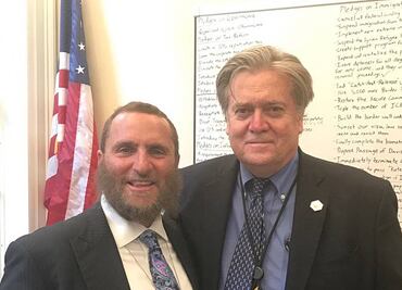 Fotos de un rabino en la Casa Blanca revelan los planes de Trump