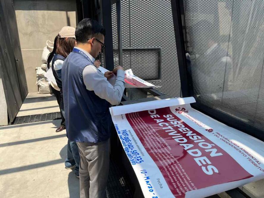 PAOT en CDMX coloca sellos de Suspensión de Actividades en inmueble; con el fin de evitar intervenciones que modifiquen valor artístico y patrimonial. Foto: Especial