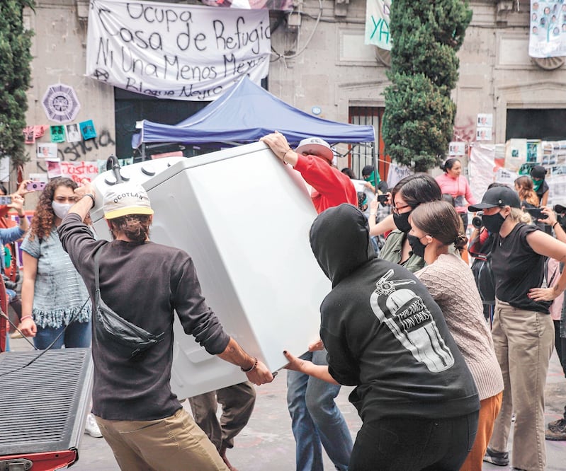 Traslado de la lavadora a la sede de la CNDH. Foto: QUETZALLI BLANCO. XINHUA