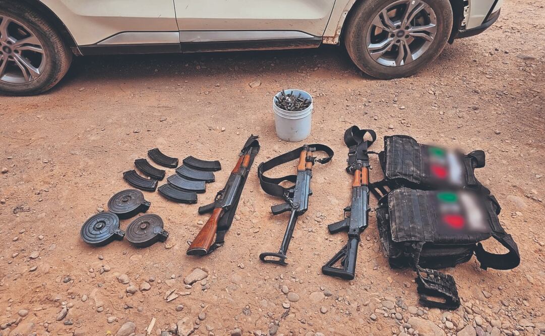 A los presuntos integrantes de la célula delictiva Fuerzas Especiales Pelucas se les aseguraron armas largas, chalecos balísticos y cargadores. FOTO: ESPECIAL