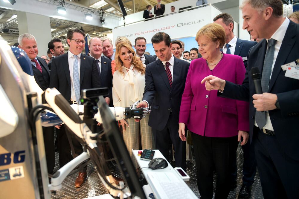El Presidente Enrique Peña Nieto acompañado de la Canciller Federal de Alemania, Angela Merkel, durante un recorrido por los pabellones de la Feria Industrial de Hannover. Foto: Archivo
